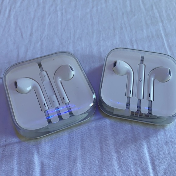 EarPods with 3.5mm Headphone Plug - Picture 2 of 6